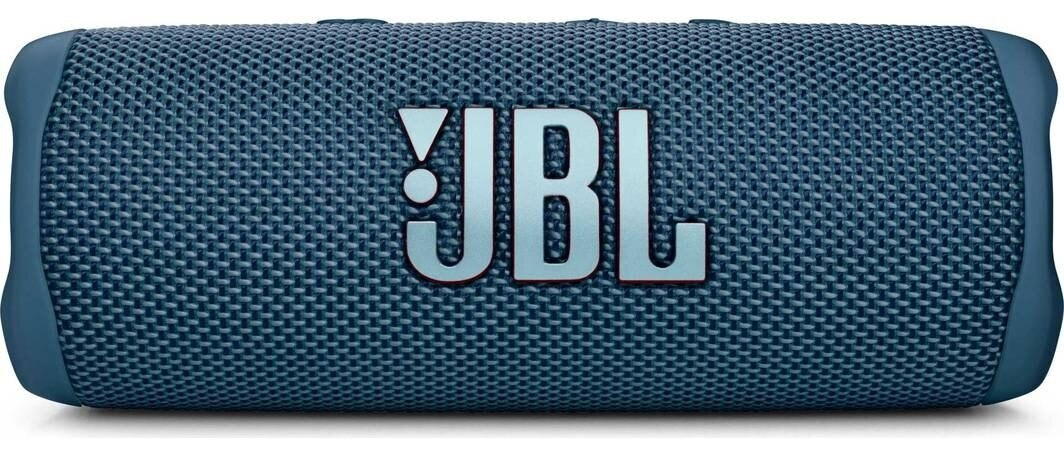 Niebieski prostokątny głośnik przenośny z logo JBL w kolorze srebrnym. Głośnik ma teksturowaną powierzchnię.