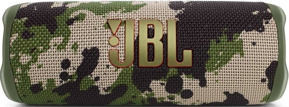 Głośnik JBL w kamuflażu ze złotą nazwą marki. Głośnik jest na białym tle.