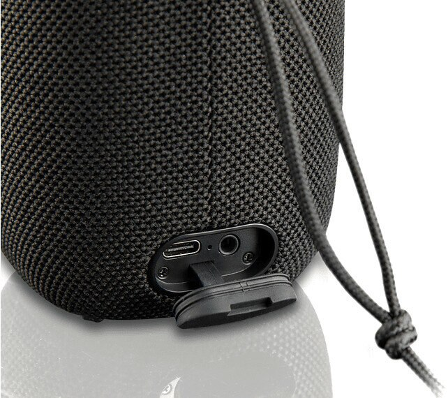 Zbliżenie czarnego głośnika z portem USB i wejściem aux. Widoczny jest również czarny przewód z węzłem.