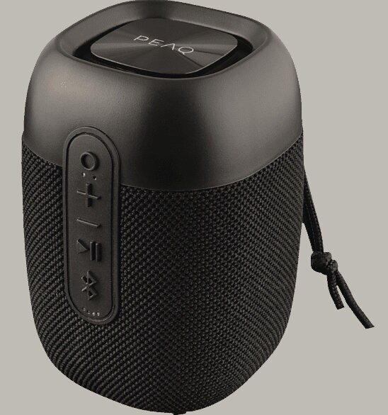Czarny głośnik PEAQ. Cylindryczny korpus z czarnym, siatkowym przodem głośnika. Sterowanie z boku i pasek do przenoszenia.