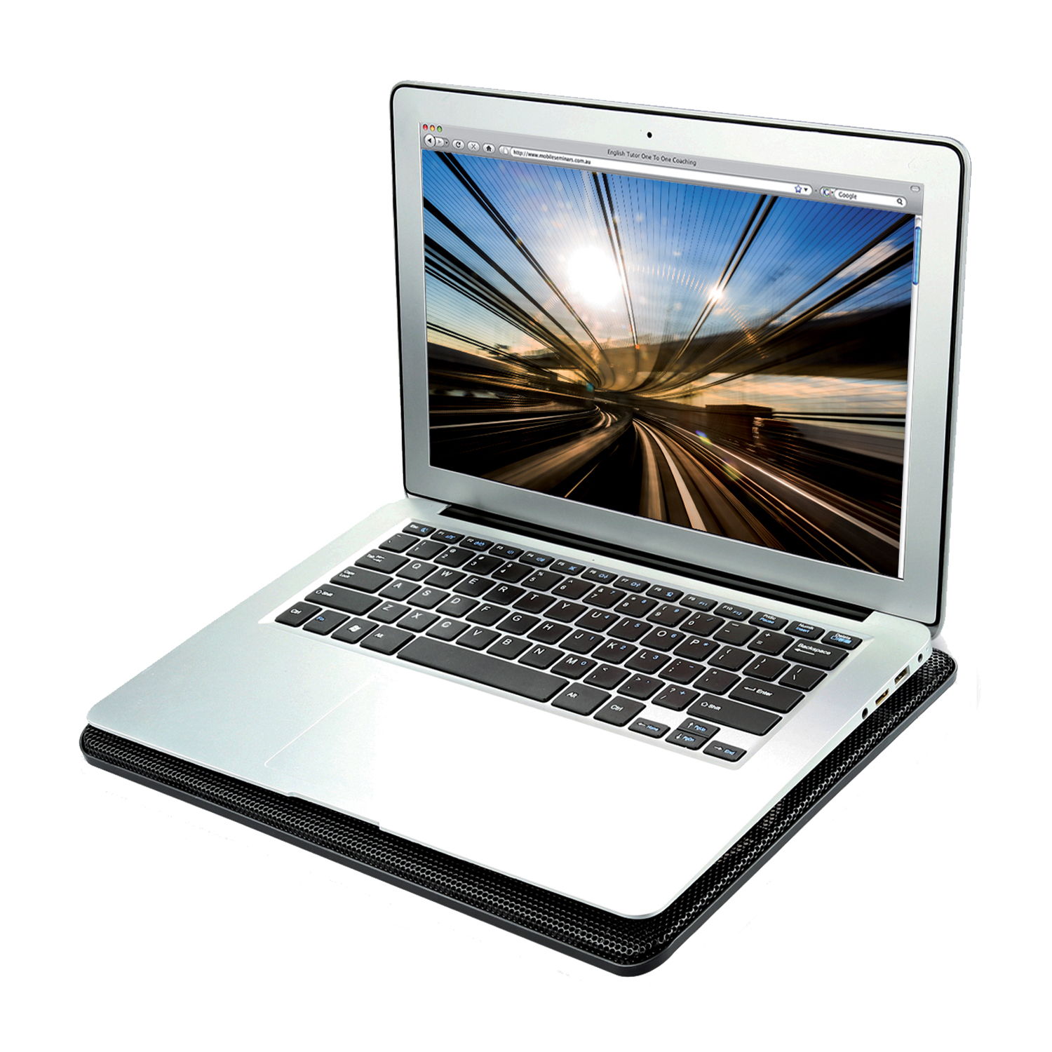 Laptop argentato aperto su un tappetino nero. Lo schermo mostra un sito web.