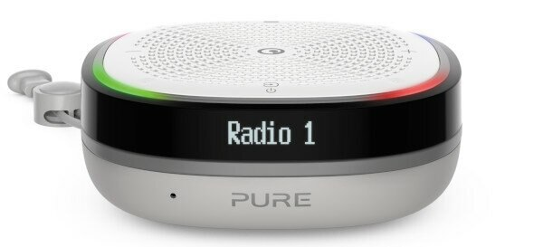 Białe i srebrne radio PURE z ekranem, na którym widnieje napis "Radio 1". Posiada kratkę głośnika.