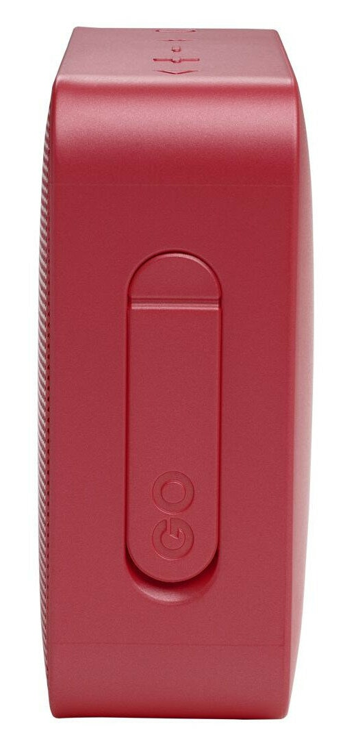 Widok z boku czerwonego głośnika JBL Go 3. Ma logo JBL Go i przycisk. Na białym tle.