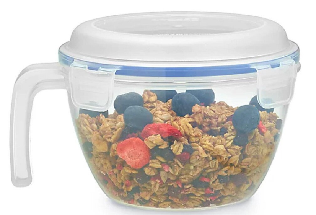 Przezroczysty pojemnik z uchwytem, zawierający granolę i jagody. Biała pokrywa.