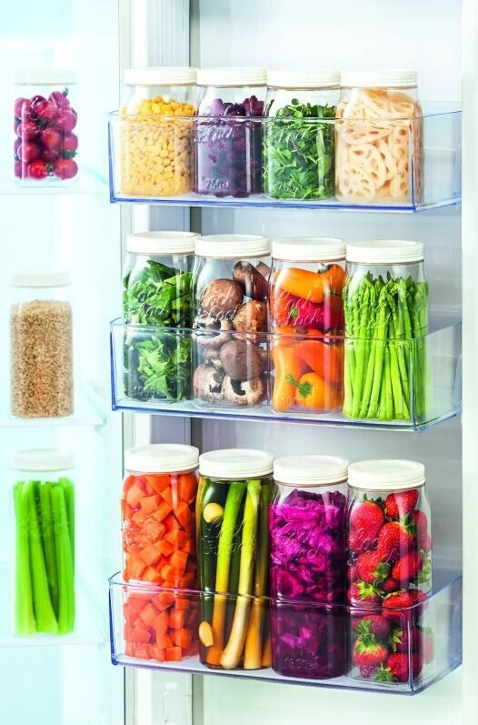 Lodówka ze słoikami z jedzeniem na półkach.