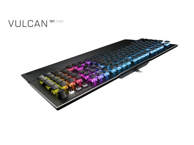 Czarna klawiatura gamingowa z podświetlanymi klawiszami. Białe tło, logo Roccat.