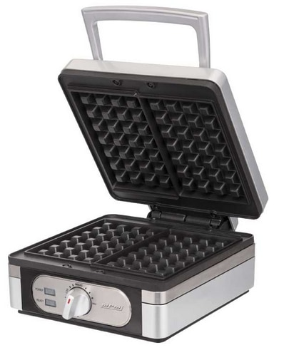 Otwarta gofrownica na blacie. Jest srebrna i czarna z pokrętłem i lampkami kontrolnymi.