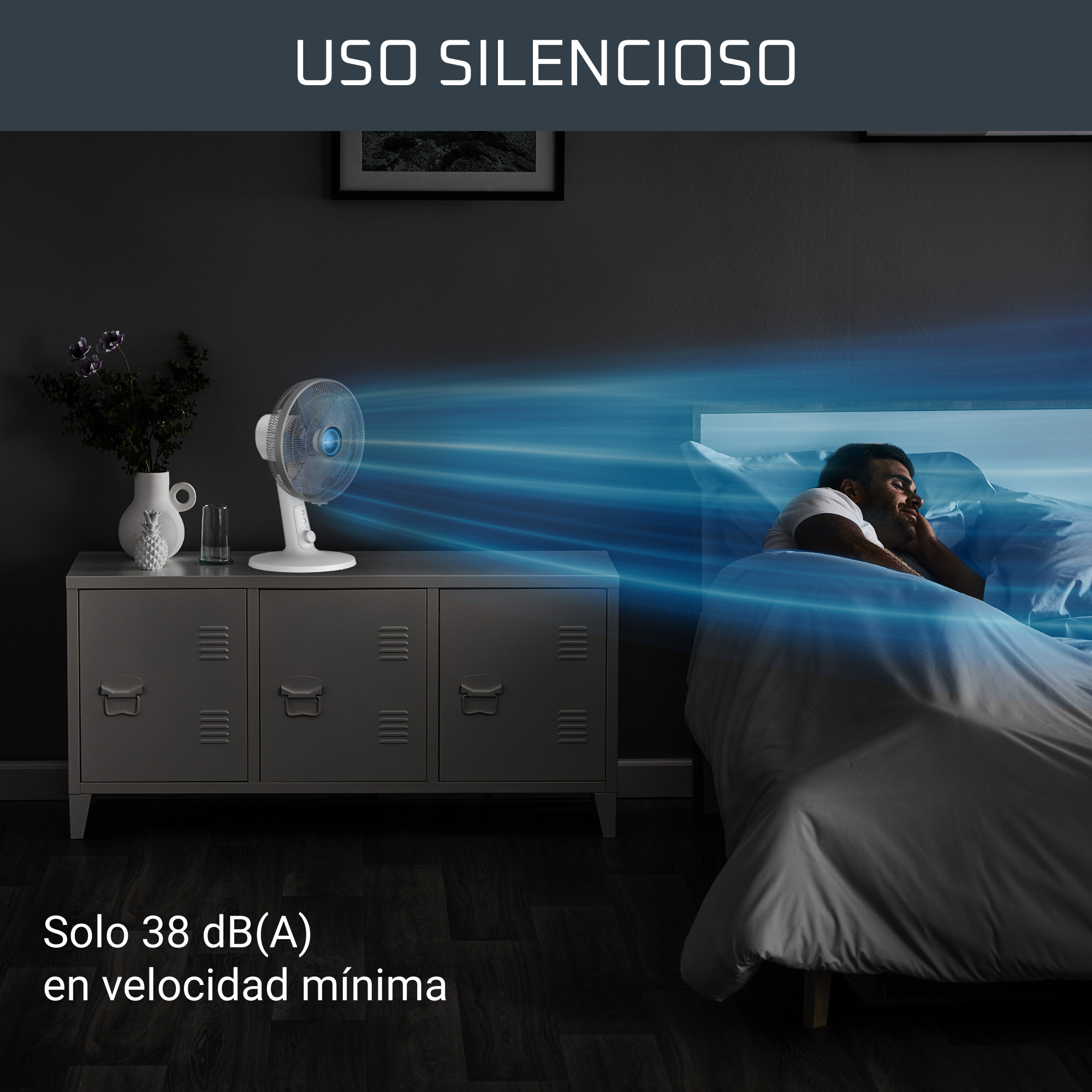 Hombre durmiendo cerca de un ventilador blanco, rayos de luz azul. Gabinete gris, jarrón y vaso.
