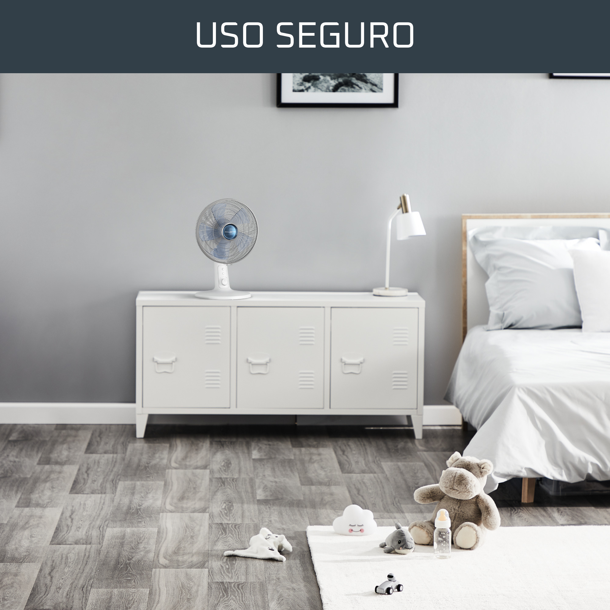 Una habitación con un ventilador sobre un gabinete y juguetes en el suelo.