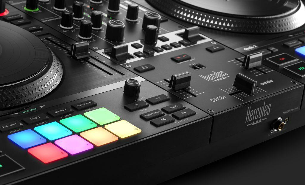 Nahaufnahme eines DJ-Controllers mit vielen Knöpfen, Tasten und Plattenspielern. Schwarze Farbe.