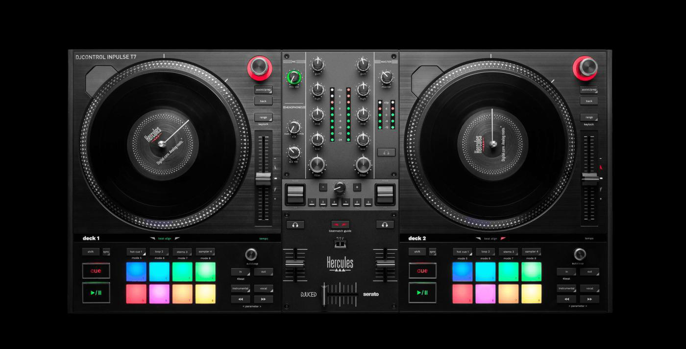 DJ-Controller mit zwei Plattenspielern und einem Mixer. Der Controller ist schwarz mit bunten Knöpfen.