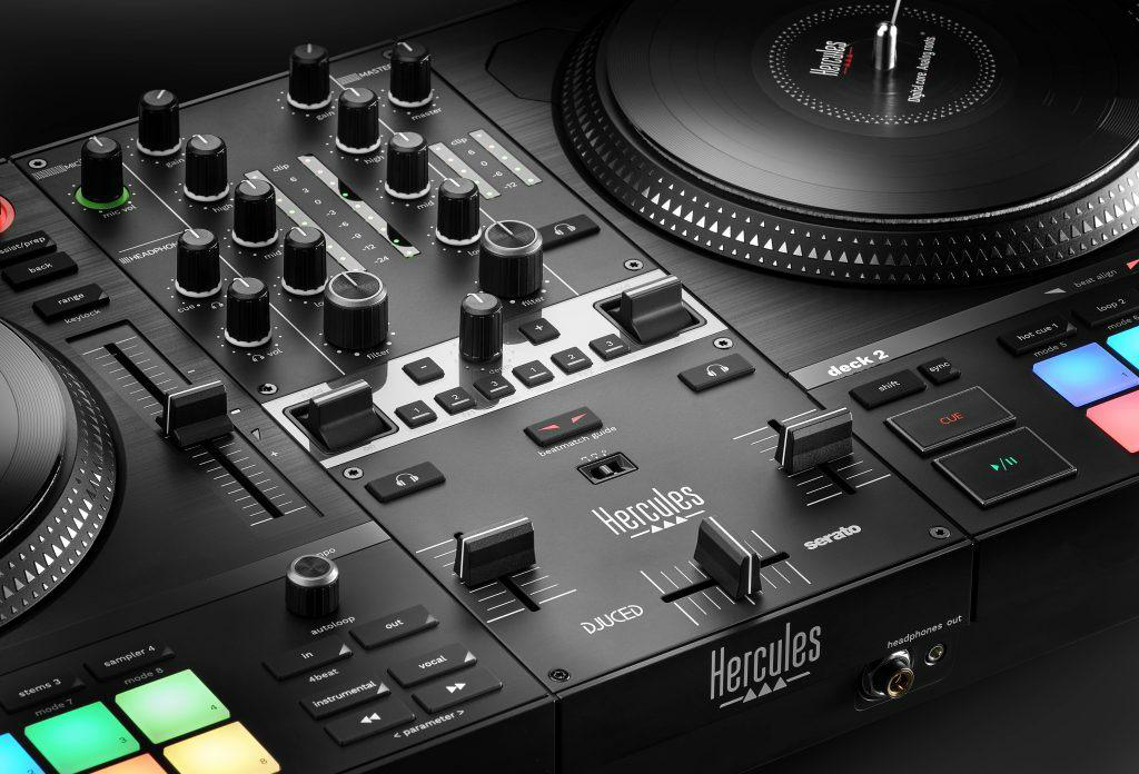 Schwarzer DJ-Mixer mit Knöpfen, Tasten und zwei Plattenspielern. Das Hercules-Logo ist sichtbar.