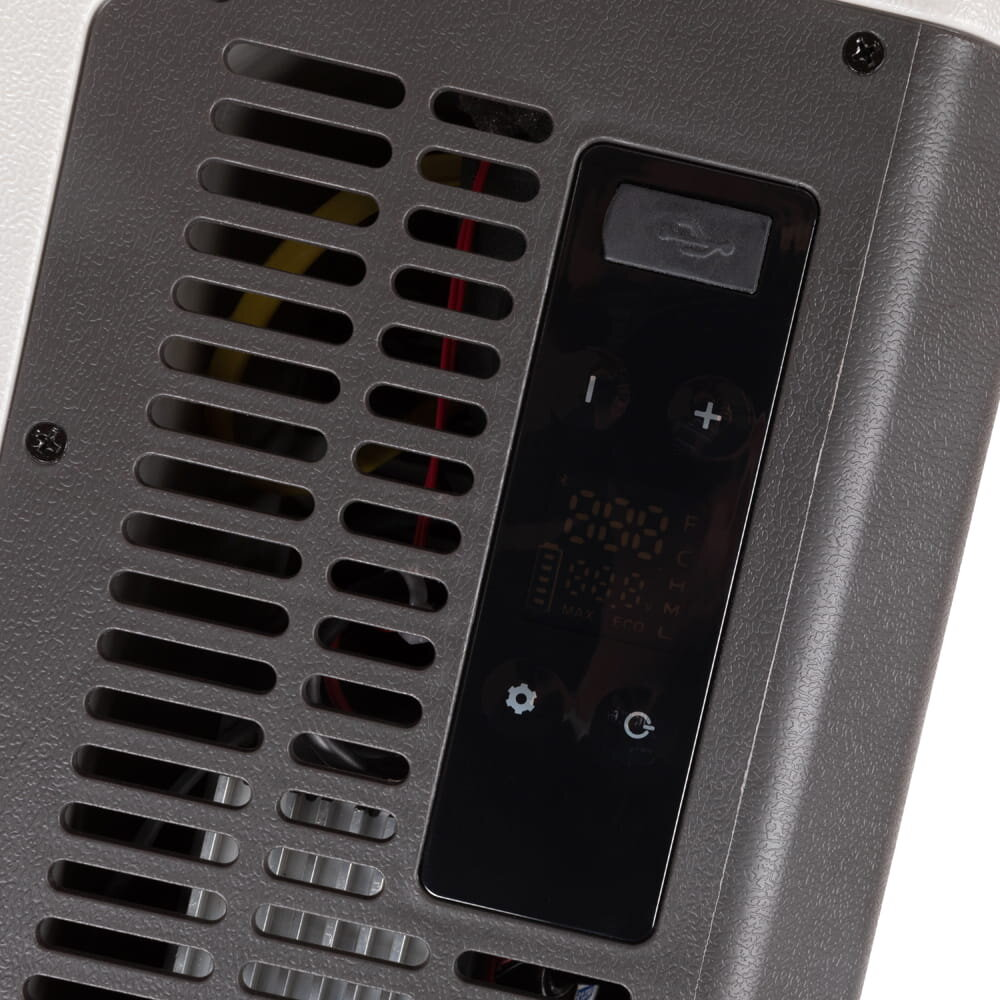 Szare urządzenie z otworami wentylacyjnymi i czarnym panelem sterowania z wyświetlaczem cyfrowym.