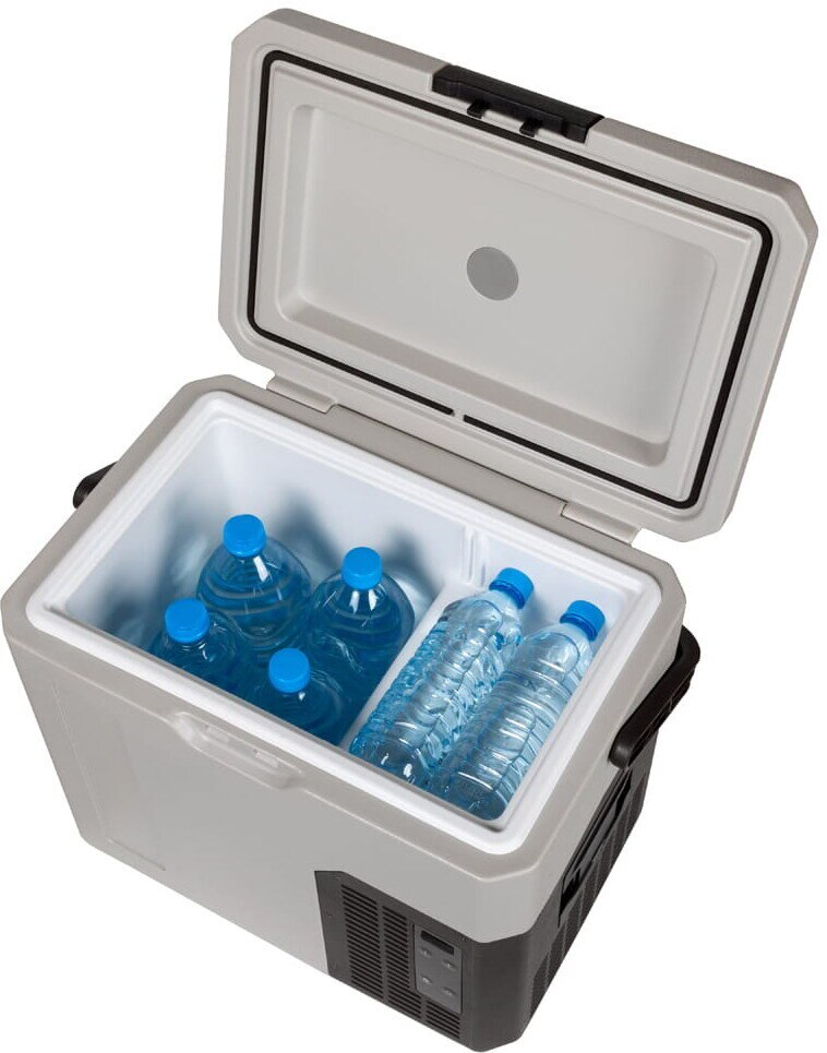 Otwarta szara chłodziarka z butelkami wody w środku. Czarny uchwyt na górze. Białe wnętrze, szare zewnętrzne.