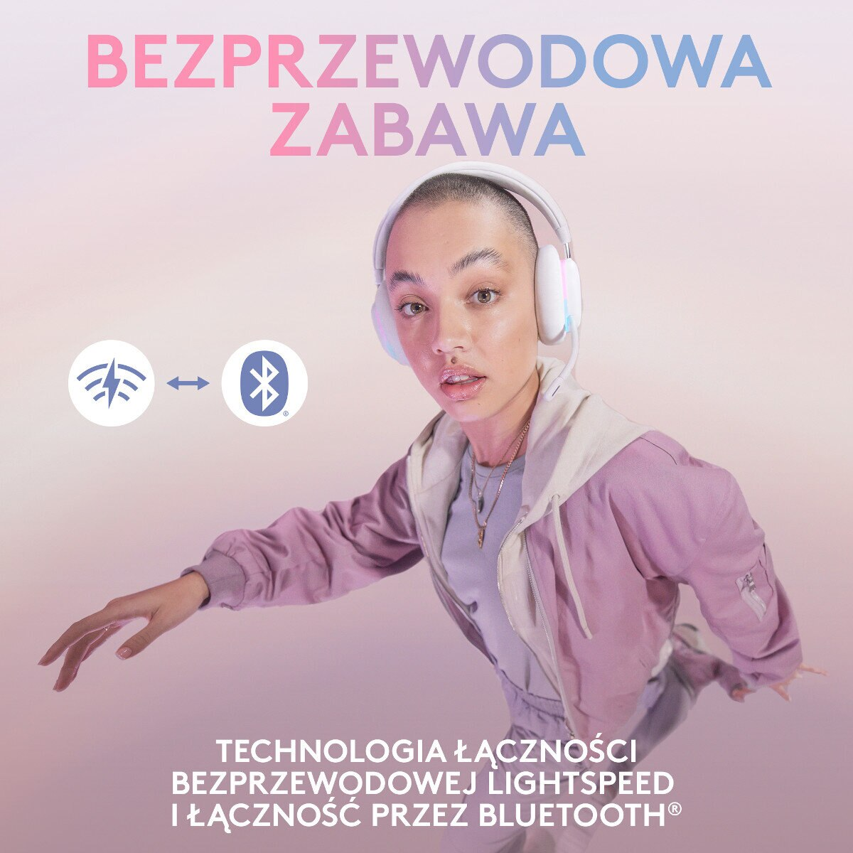 Kobieta w białych słuchawkach patrzy w kamerę. Jest symbol bezprzewodowy.