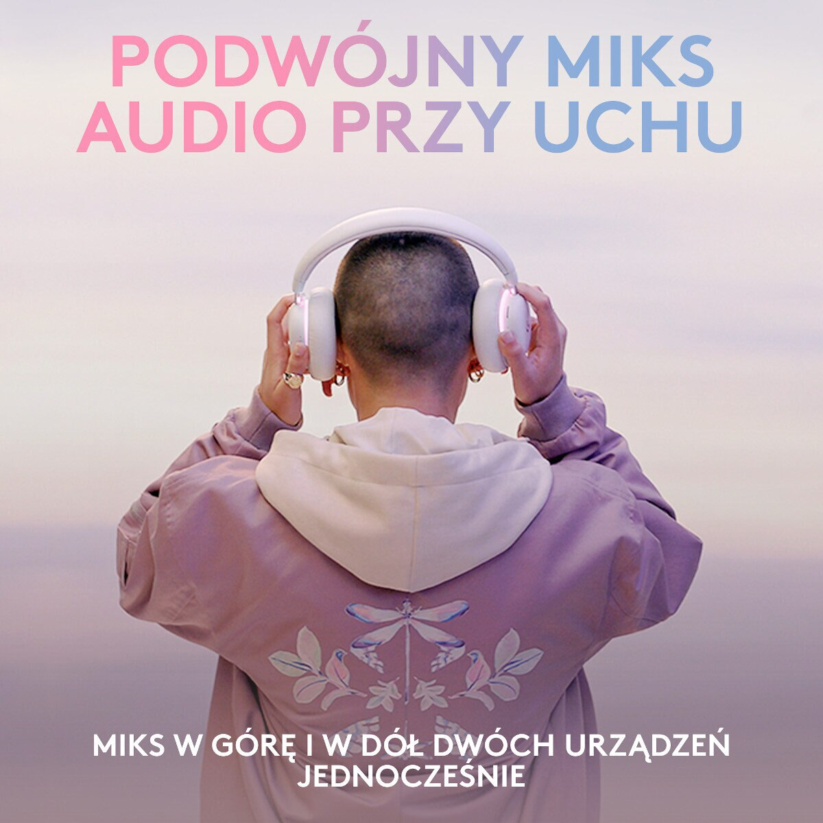 Osoba nosząca słuchawki z tekstem mówiącym o audio.