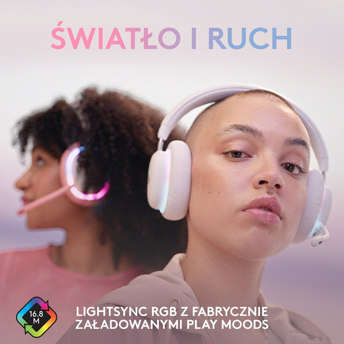 Dwie kobiety w białych słuchawkach z oświetleniem RGB. Tekst w języku polskim brzmi 'ŚWIATŁO I RUCH'.