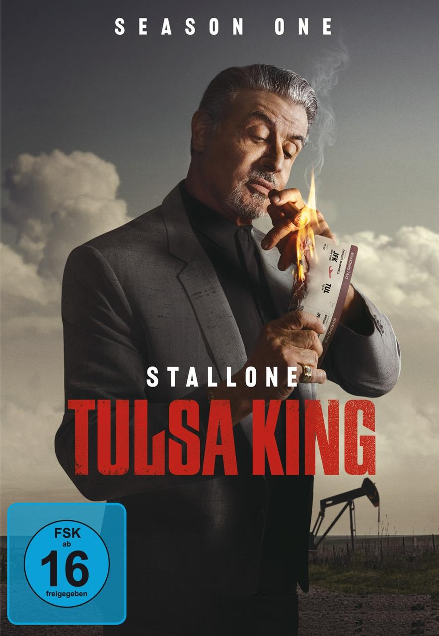 Mann raucht ein Ticket mit dem Titel der Show und einem blauen FSK-Logo.