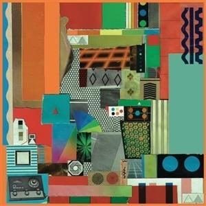 Collage abstrait avec divers morceaux de papier colorés. Bordure orange, éléments verts, bleus et blancs.