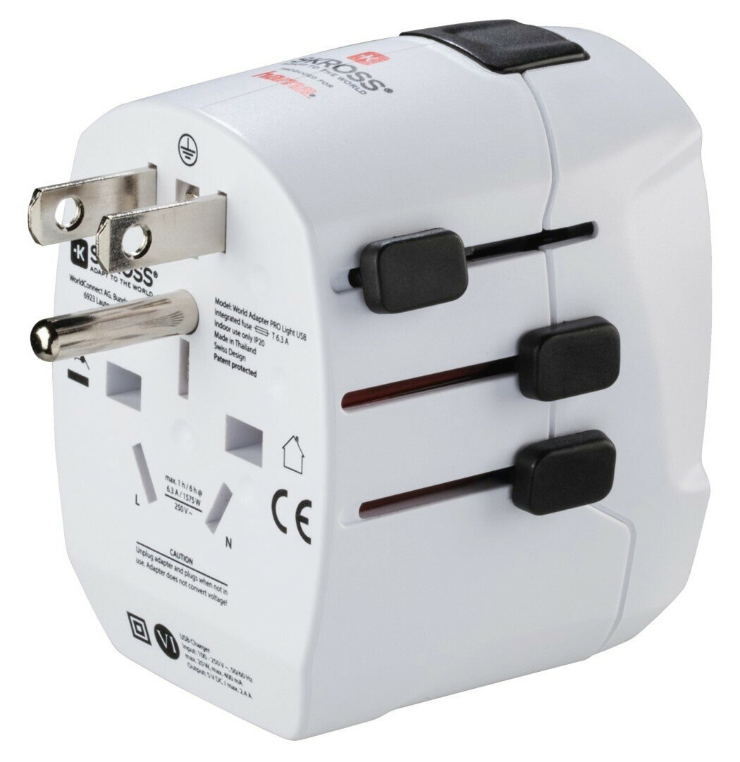 Biała uniwersalna przejściówka podróżna z wieloma rodzajami wtyczek i czarnymi przyciskami. Ma wtyczkę USA.