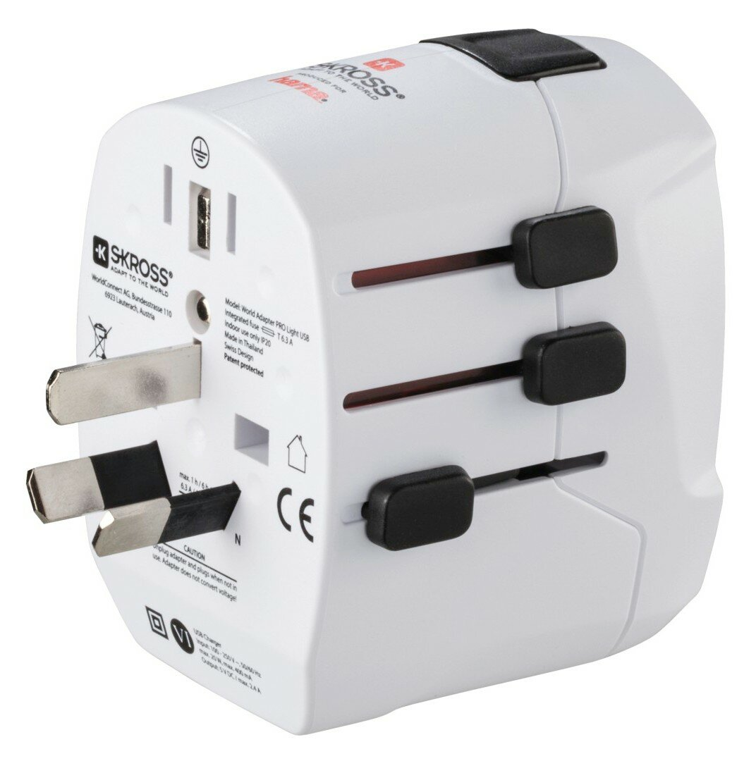 Biała przejściówka podróżna SKROSS z wieloma opcjami wtyczek i czarnymi przełącznikami suwakowymi. Tekst zawiera szczegóły dotyczące modelu i bezpieczeństwa.