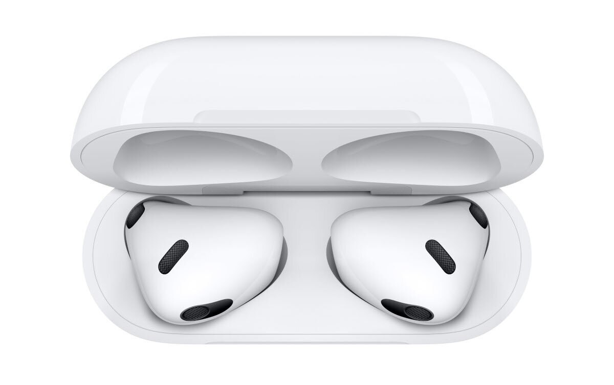 Białe słuchawki AirPods Pro w otwartym etui ładującym na białym tle.