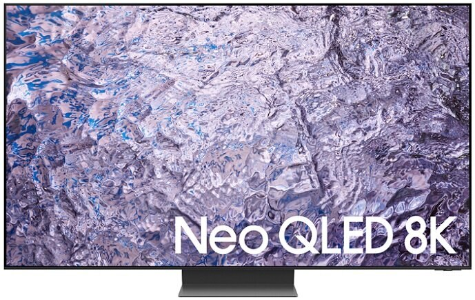 Duży ekran telewizora ze srebrną podstawą. Wyświetla wzór marmuru z tekstem 'Neo QLED 8K'.