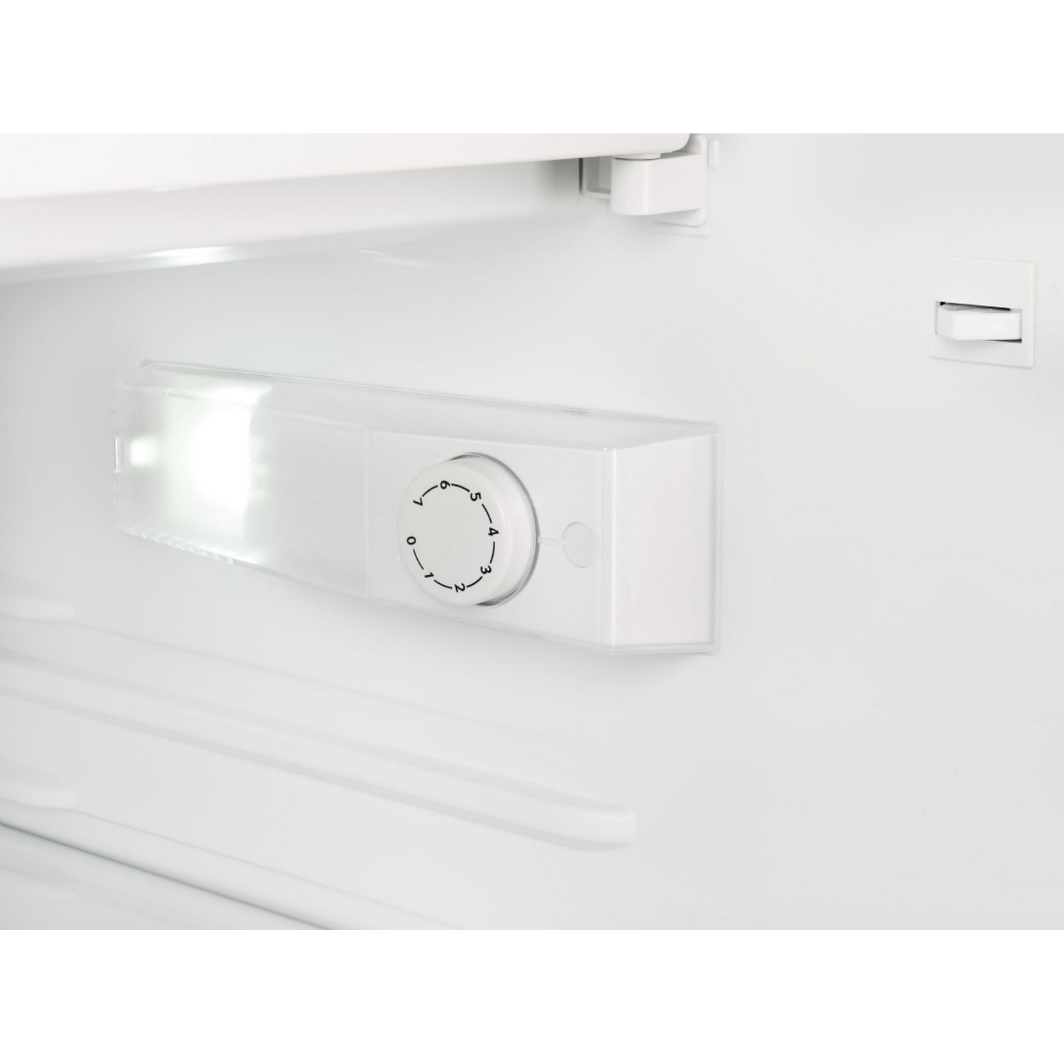 Witte koelkastinterieur. Een lamp staat links. Een bedieningspaneel staat rechts.