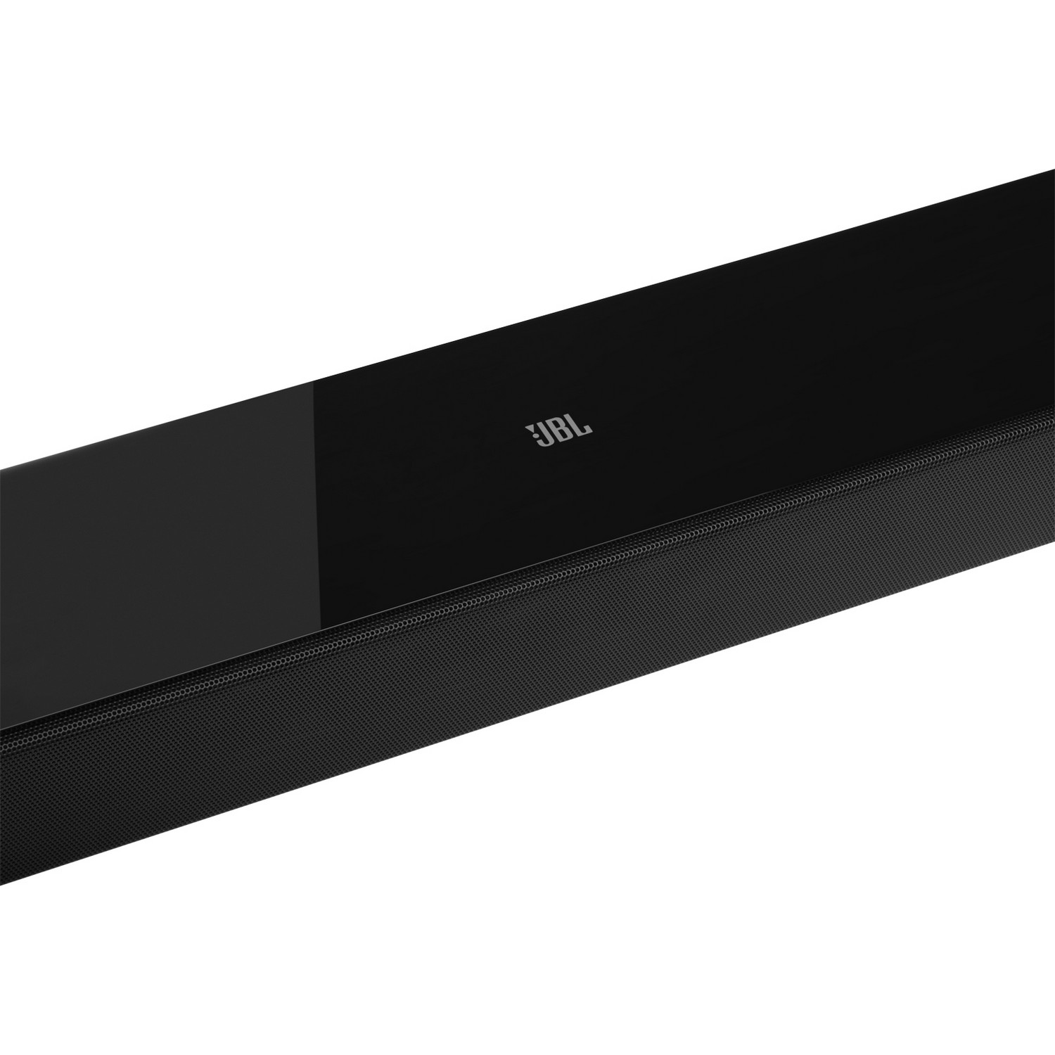 Une barre de son noire avec le logo JBL. La barre de son est inclinée, avec une surface texturée.