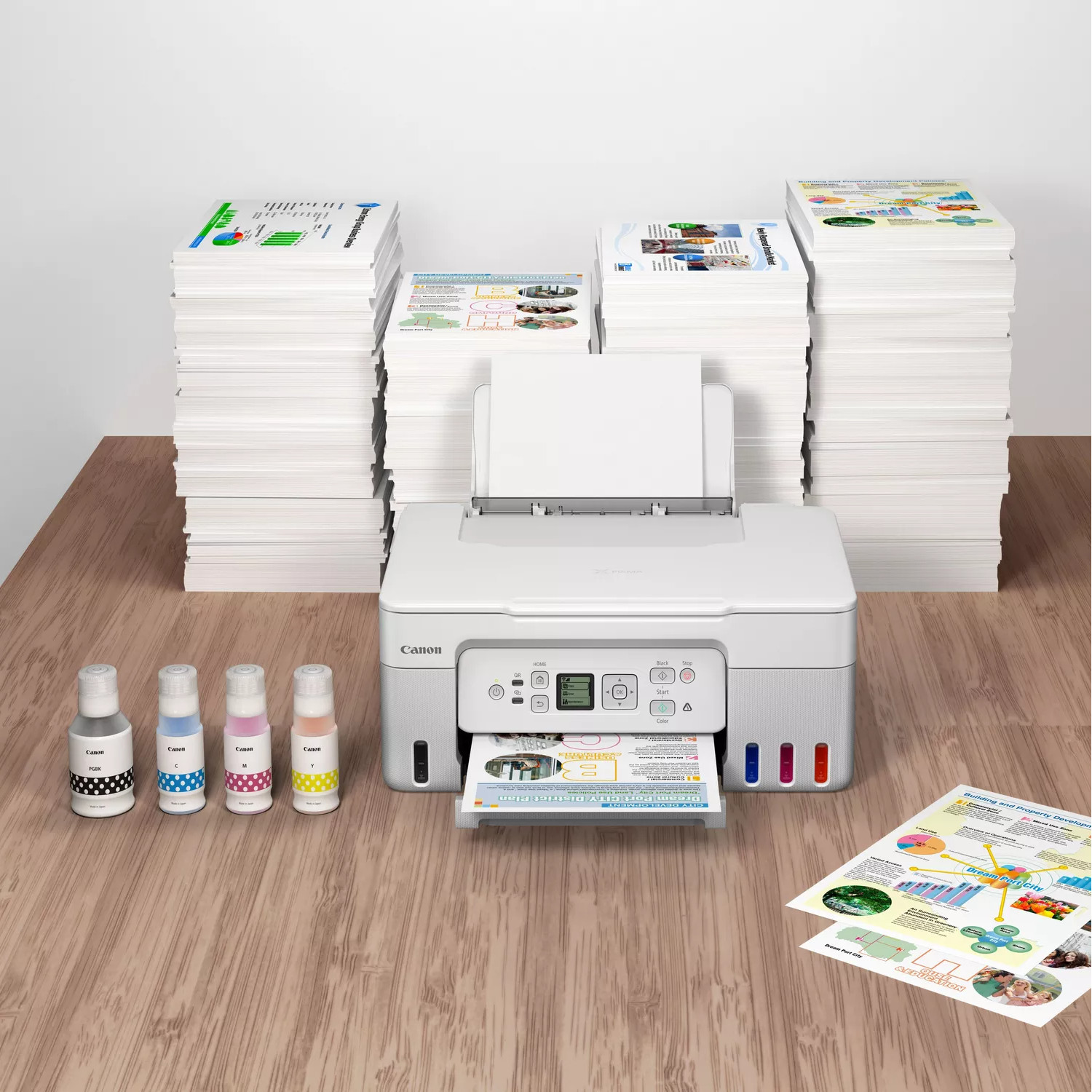 Een witte Canon-printer met inktflessen en stapels bedrukt papier op een houten oppervlak. Documenten zijn zichtbaar.