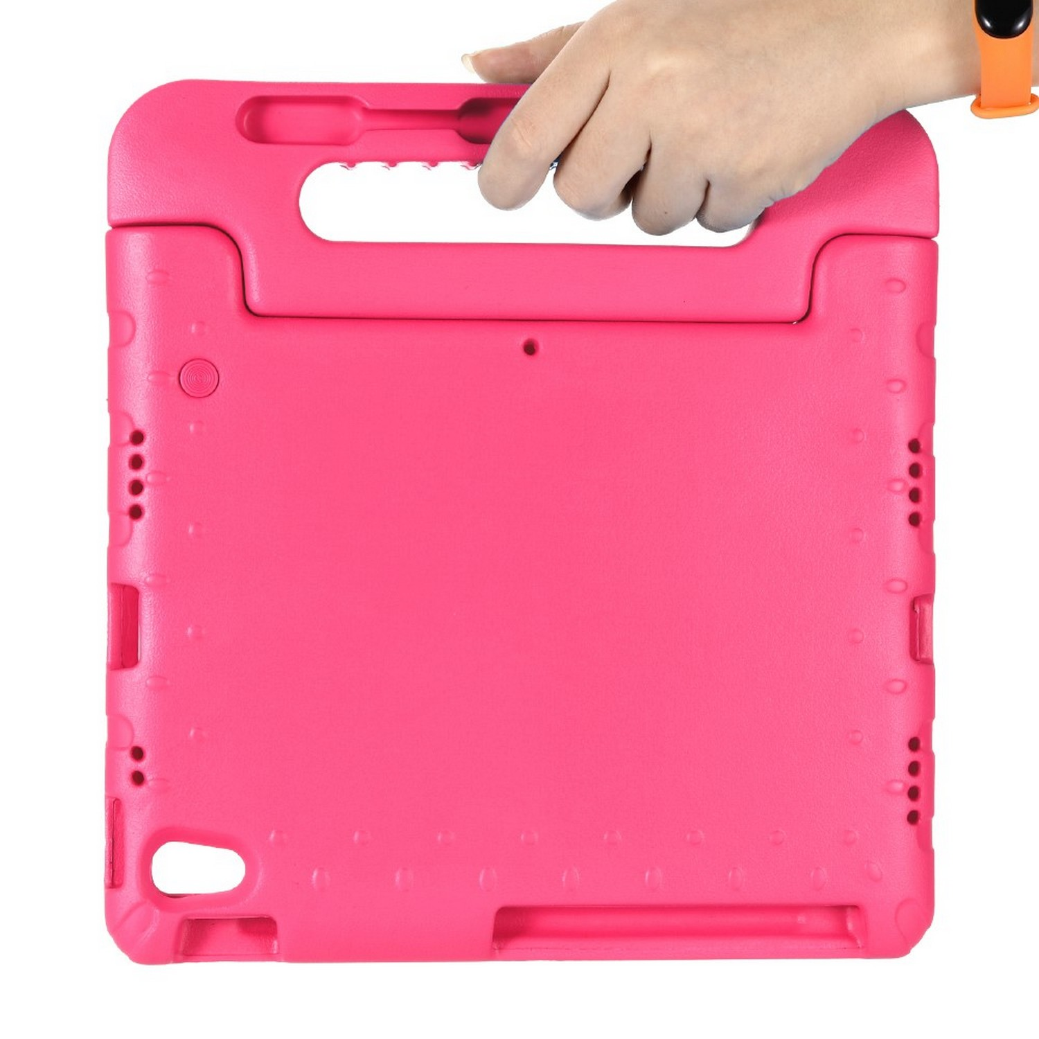 Étui de tablette rose tenu par une main, avec une poignée et des trous.