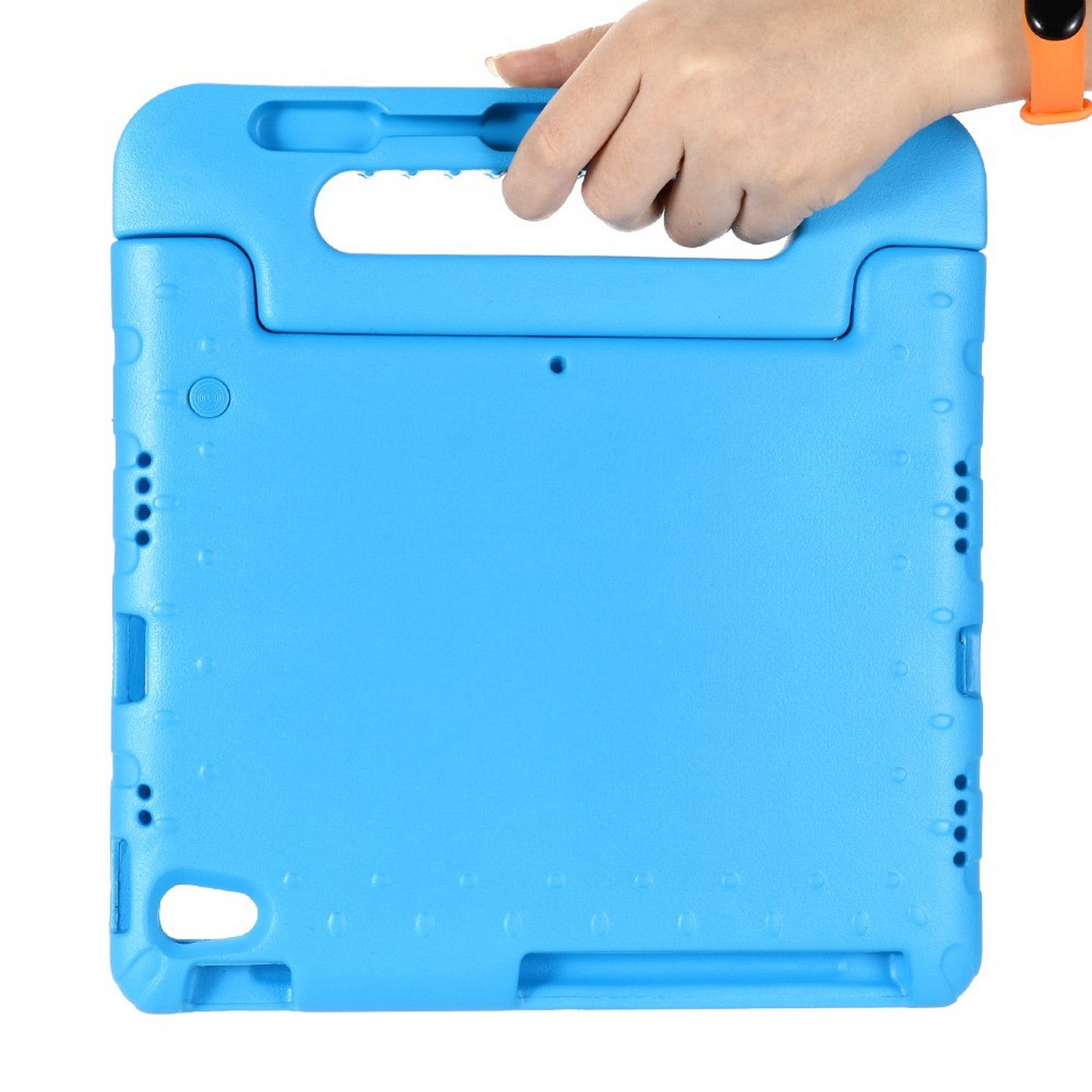Une main tenant une coque de tablette bleue avec une poignée.