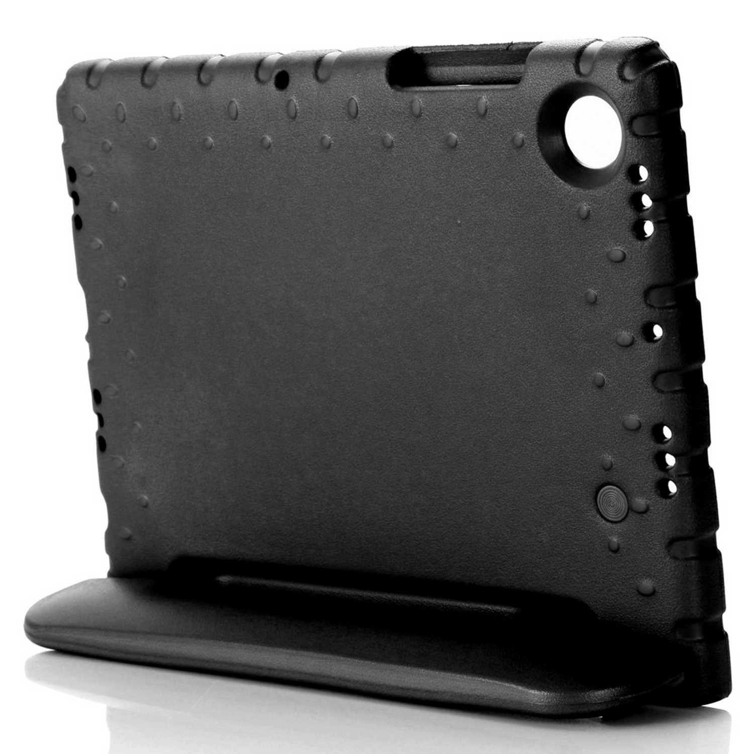 Étui de protection noir pour une tablette, incliné. Possède un support et de nombreux petits trous ronds.