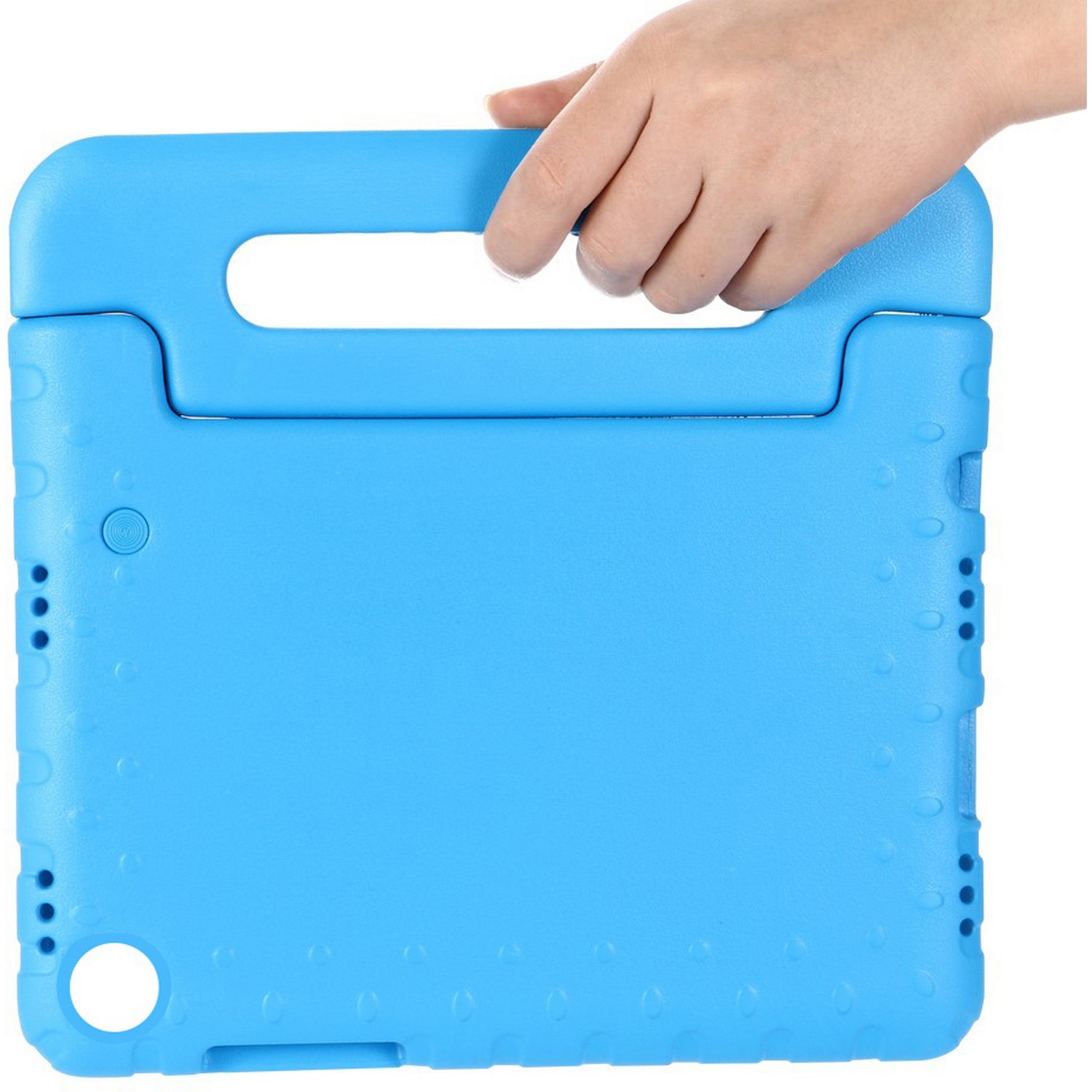 La main d'un enfant tenant un étui de tablette bleu vif avec une poignée et des coins arrondis.