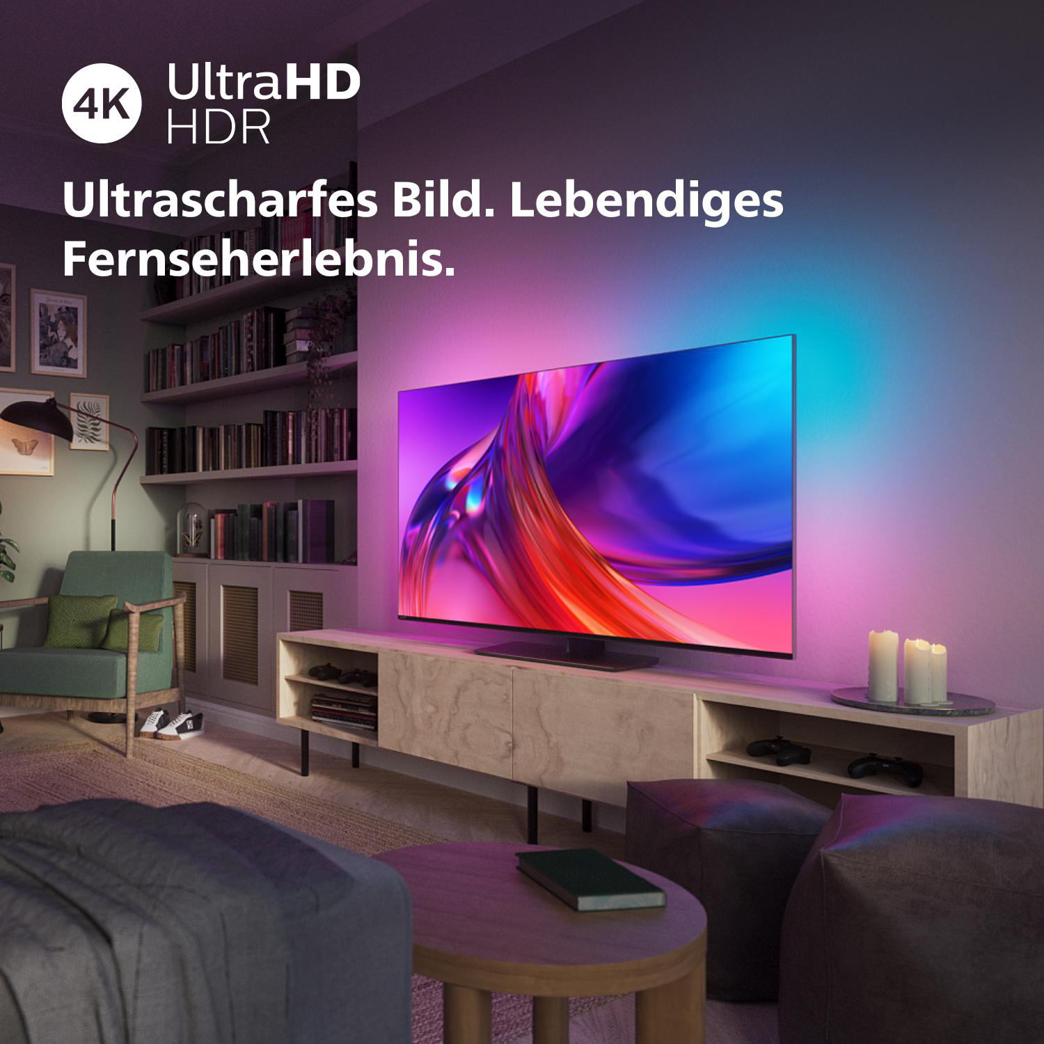 Ein Wohnzimmer mit einem Fernseher, der ein farbenfrohes Bild zeigt, beleuchtet von Seitenlichtern, Kerzen und Möbeln.