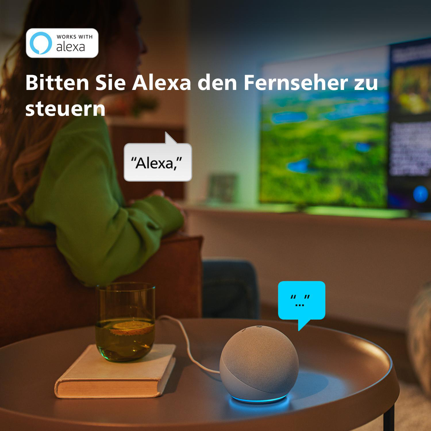 Smarter Lautsprecher. Alexa steuert TV. Frau auf Couch. Textblasen.
