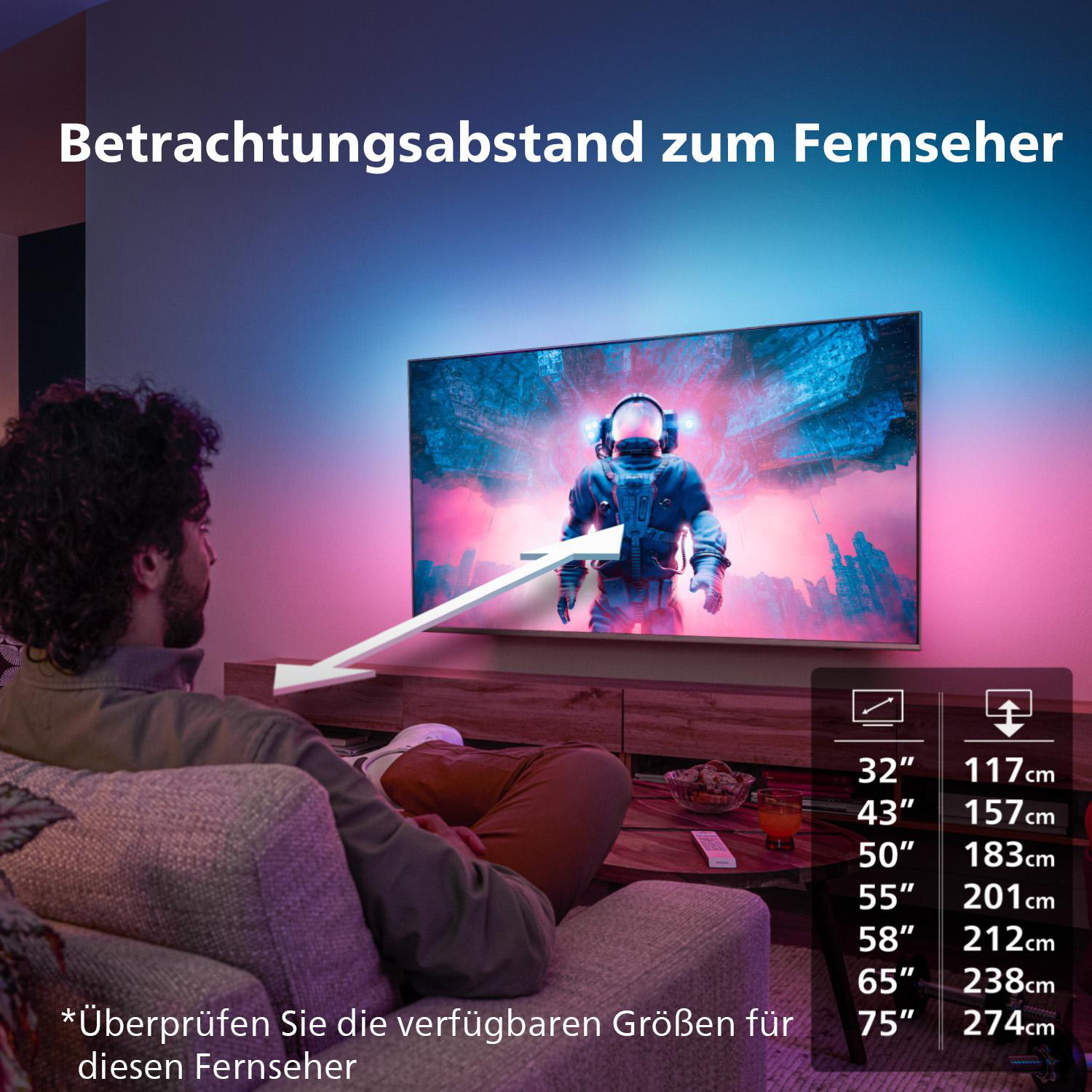 Mann, der einen Fernseher mit Astronautengrafik betrachtet. Eine Tabelle zeigt Betrachtungsabstände.