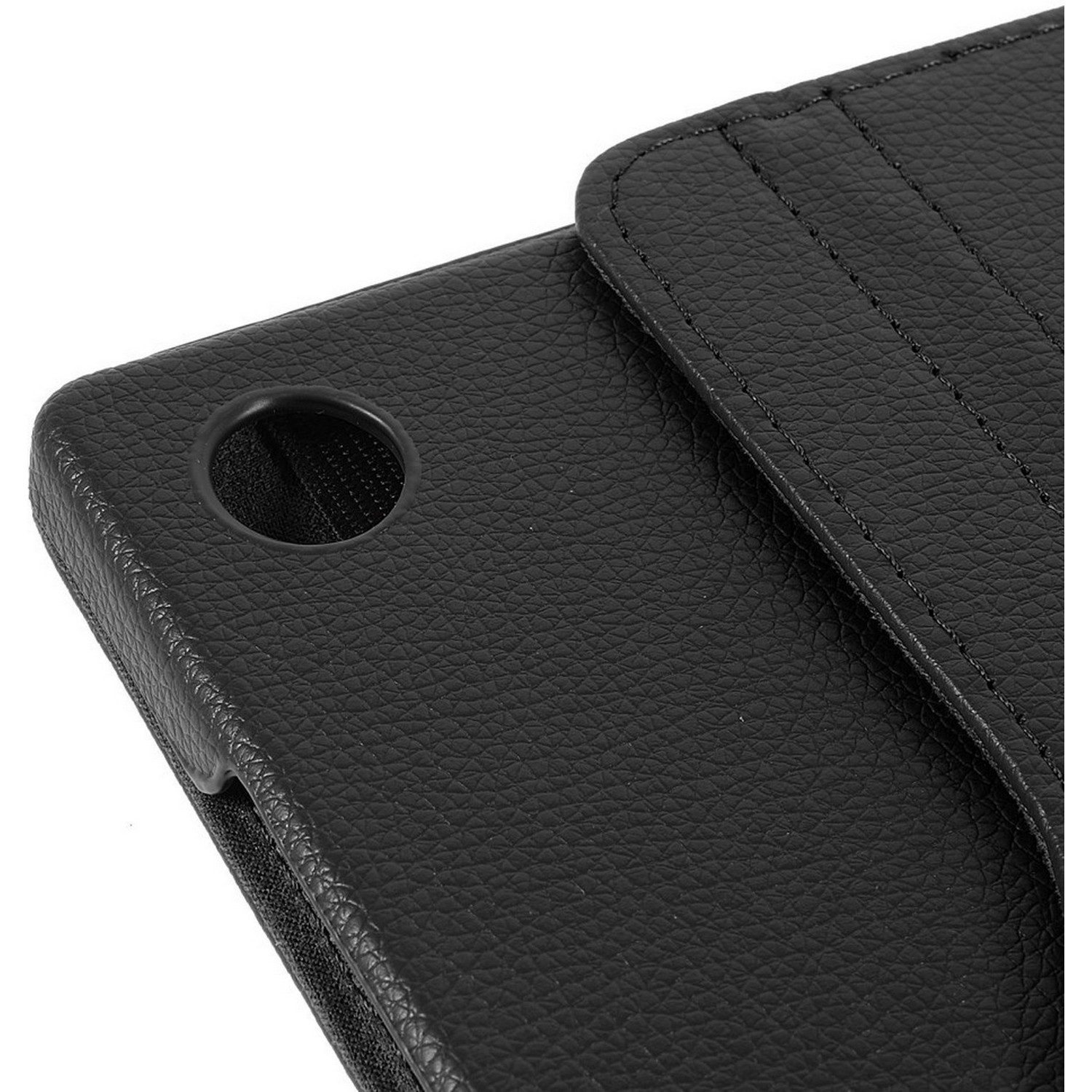 Gros plan sur un étui de tablette noir. La texture du cuir est visible avec un trou et des coutures.