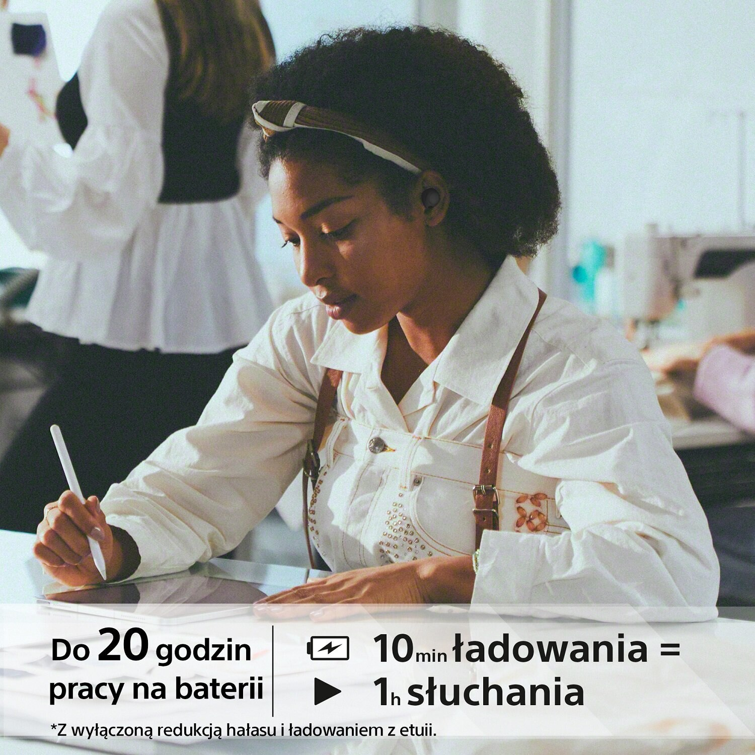 Biała zmywarka z otwartymi drzwiami i białym tłem.