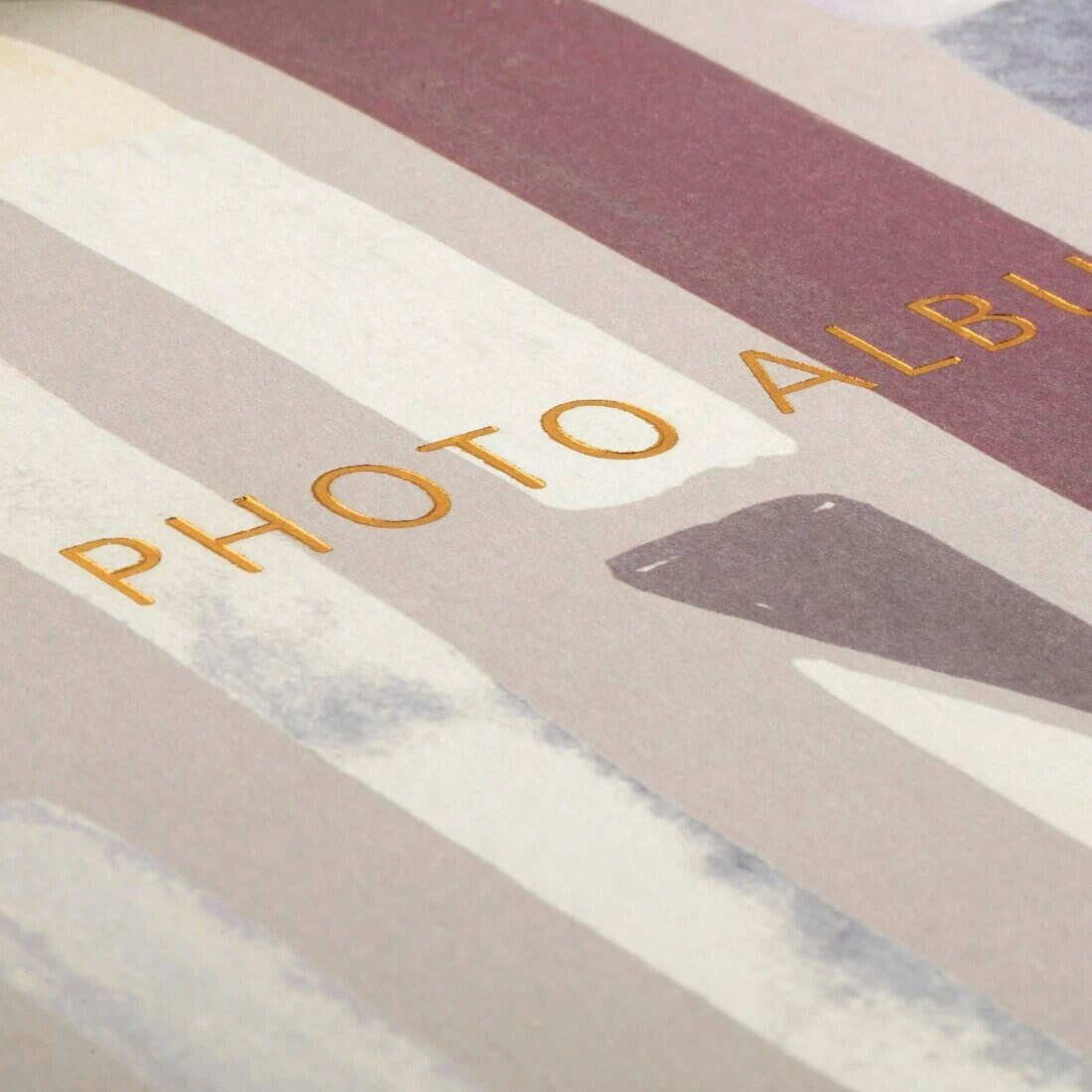 Okładka albumu fotograficznego z kolorowymi paskami i złotym napisem 'PHOTO ALBUM'.