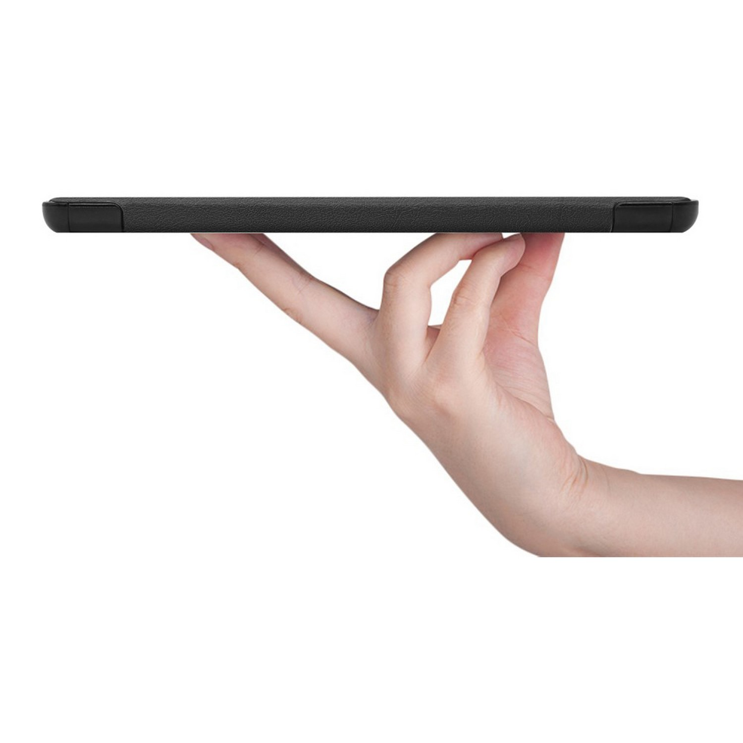 Een hand die een zwarte tablet vasthoudt, met het zijprofiel en de dikte van het apparaat.