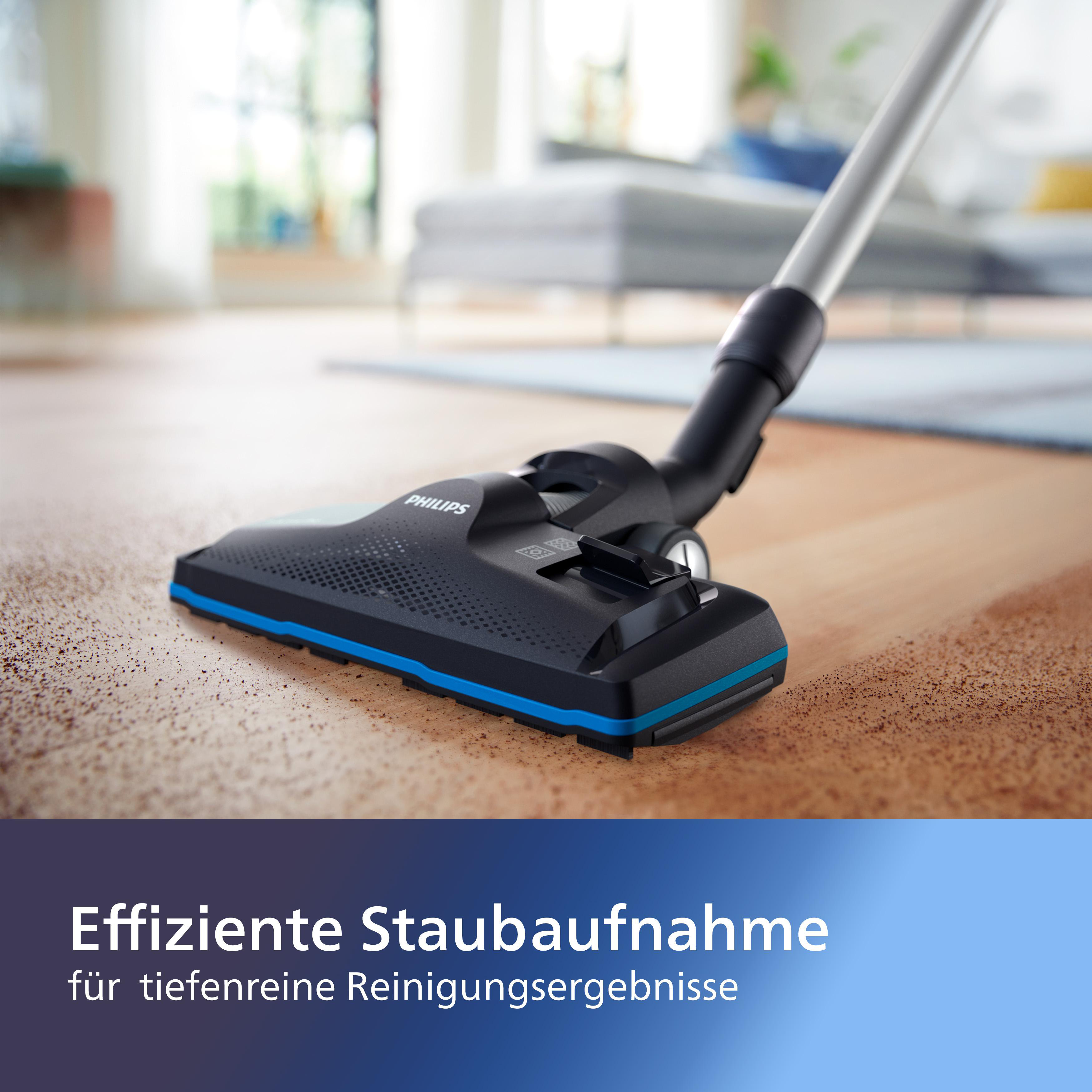 Schwarzer und blauer Staubsaugerkopf reinigt Holzboden. Eine Couch ist im Hintergrund sichtbar.