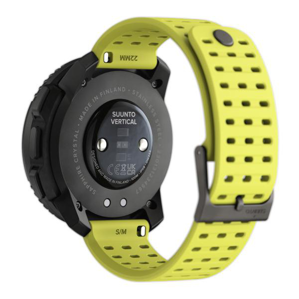 Gelbe Suunto Uhr mit schwarzer Lünette und Armband. Die Uhr liegt auf weißem Untergrund.