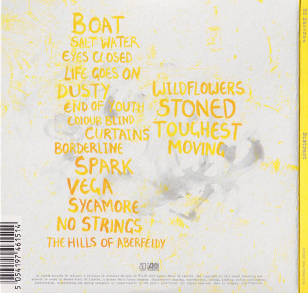Pochette de CD avec titres de chansons en jaune sur fond blanc, et le nom de l'artiste.