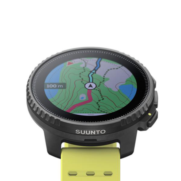 Eine schwarze Suunto-Uhr mit gelbem Armband, die eine Karte auf dem Bildschirm anzeigt.