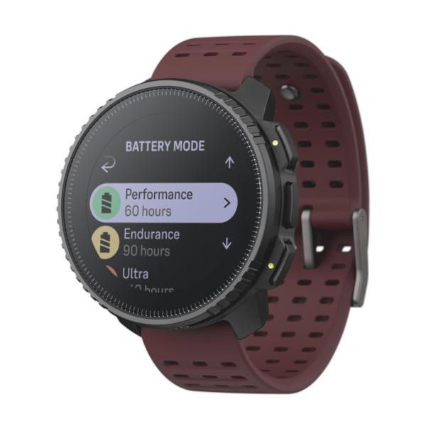 Smartwatch mit burgunderfarbenem Armband. Bildschirm zeigt Batteriemodus-Optionen: Performance, Endurance, Ultra.