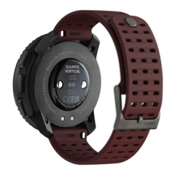 Rückansicht einer schwarzen Smartwatch mit bordeauxrotem Armband und Textdetails.