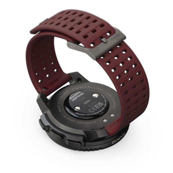 Rückansicht einer Suunto-Uhr mit burgunderfarbenem Armband. Die Uhr befindet sich auf weißem Hintergrund.