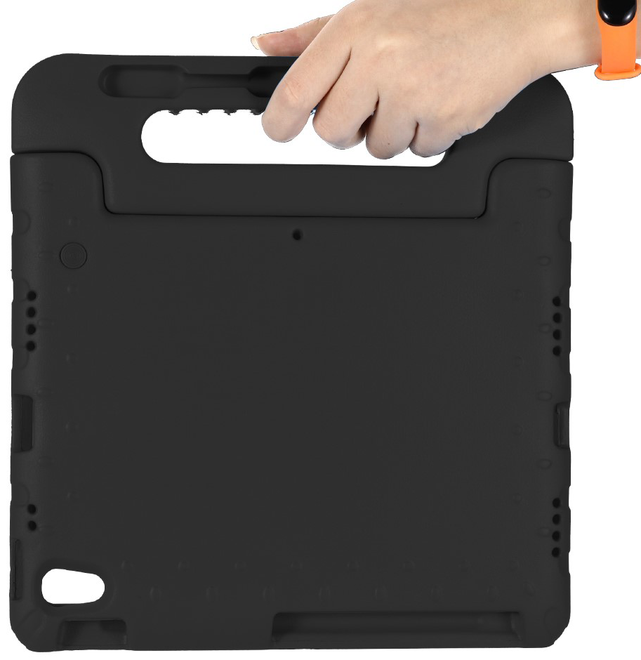 Zwarte tablethoes met handvat, vastgehouden door een hand. Oranje polsbandje.
