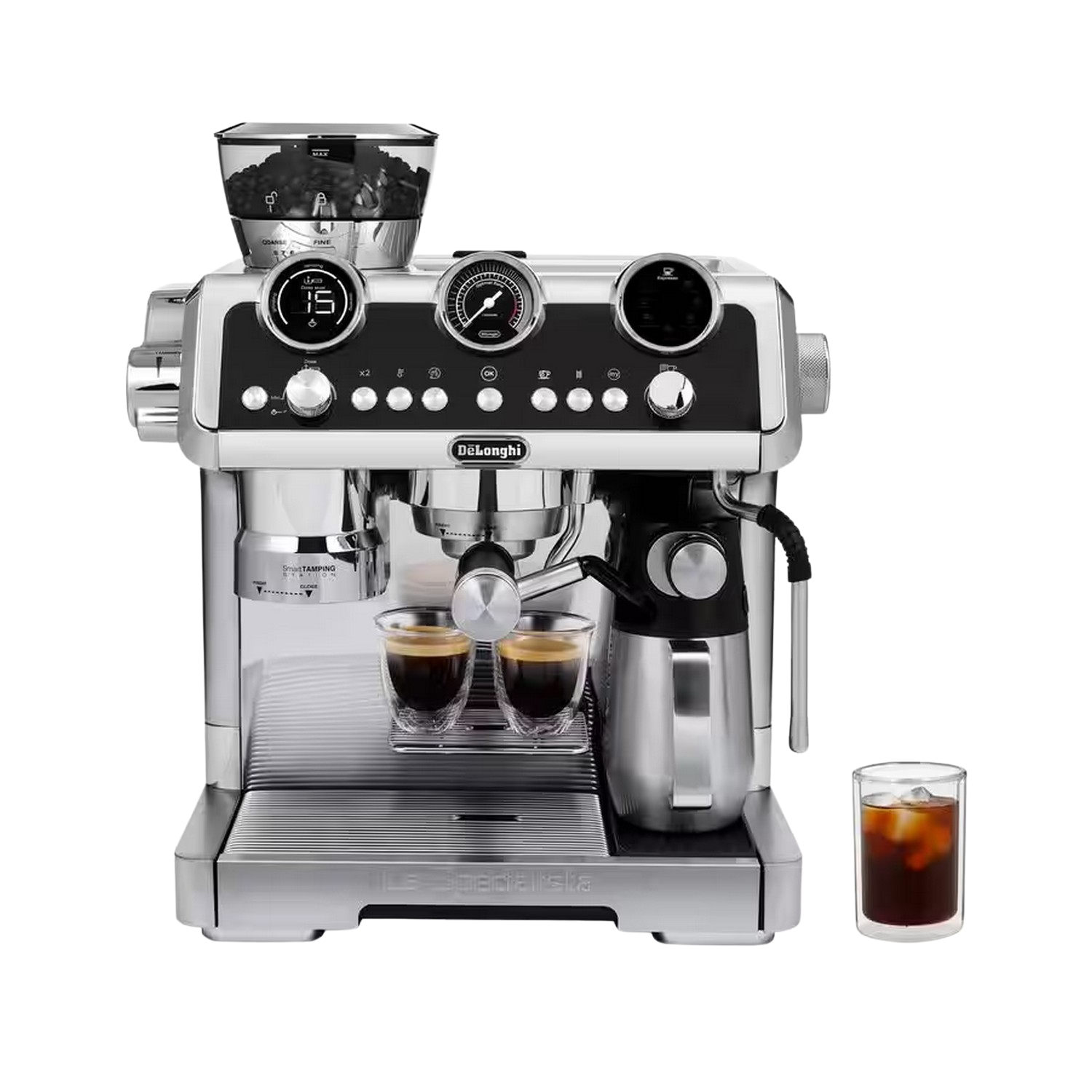 Espressomachine, zilver, met een koffiemolen en twee kopjes koffie.